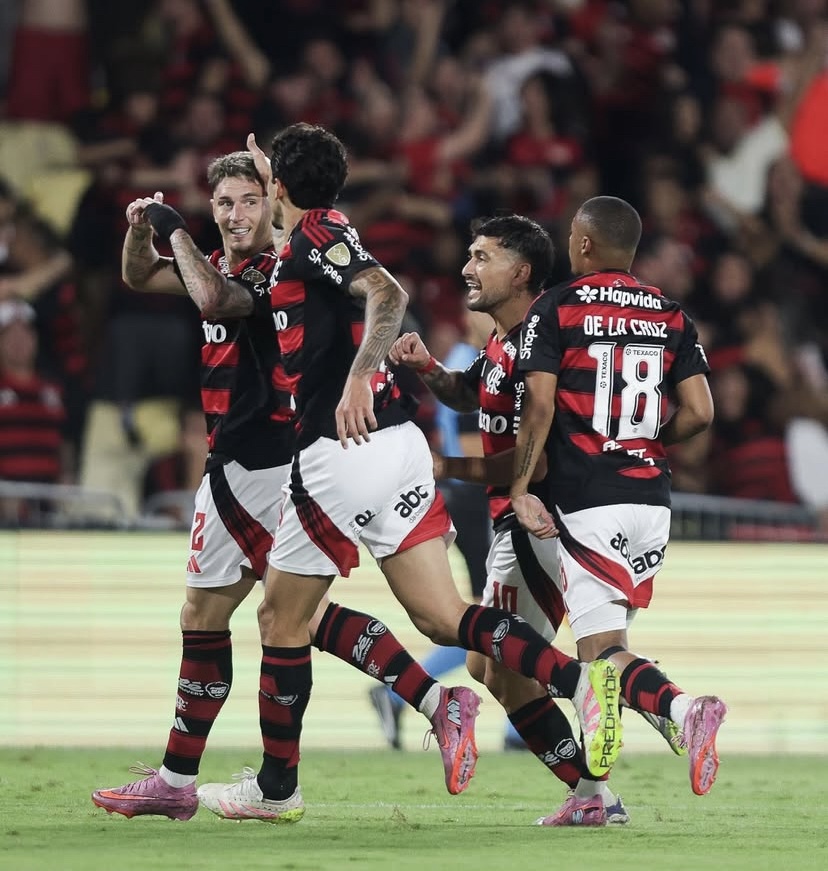 Jogadores do Flamengo comemoram gol de Varella.