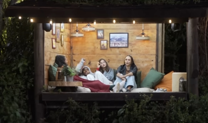 Yoná conversa com as colegas de confinamento na casa da árvore. 