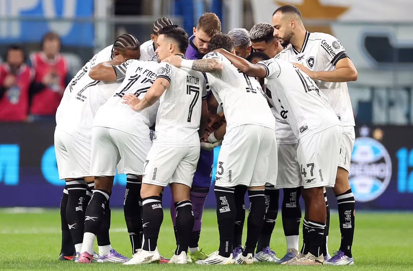 Time do Botafogo reunido após partida.
