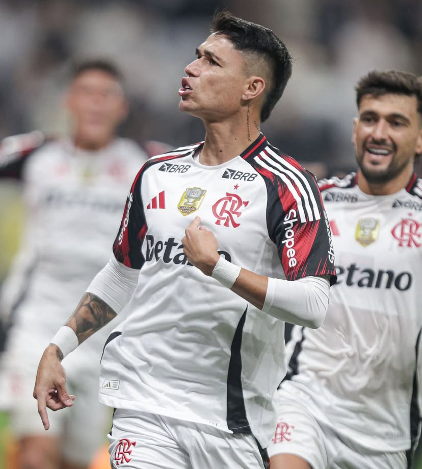 Luiz Araújo comemora gol. 
