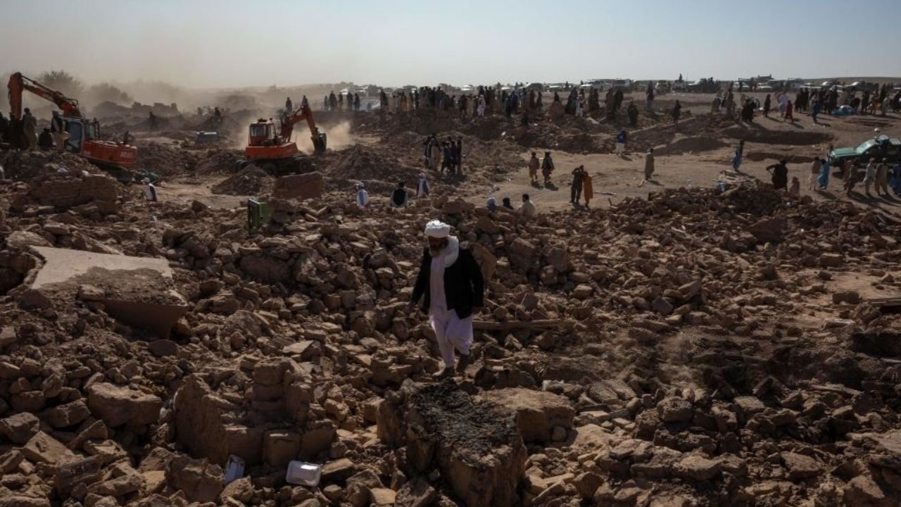 Afeganistão após o terremoto, em 2023 | Reprodução/ MUHAMMAD BALABULUKI/Getty Images Embed