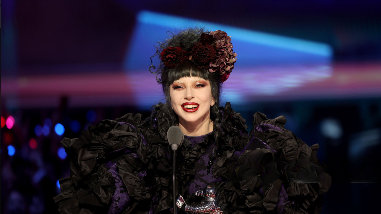 Lady Gaga comemora vitória como Artista do Ano no VMA 2025 | Reprodução/ Manny Carabel/ Getty Images Embed)