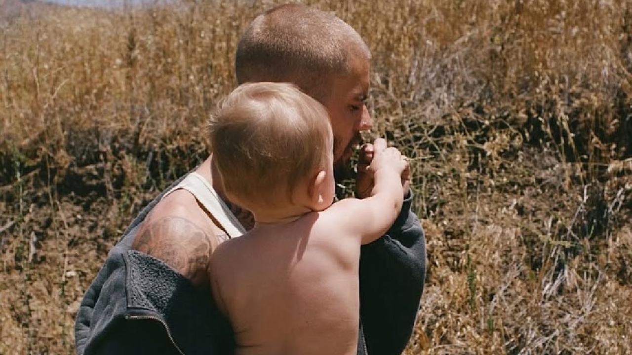 Justin Bieber mostra lado pai e emociona com registro ao lado do filho