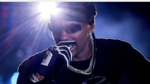Travis Scott transforma o Skyline com show explosivo no The Town