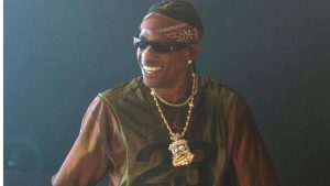 Travis Scott: entre batidas, sobreposições e o novo olhar da moda streetwear