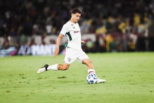 Júlio Fidelis dá resposta positiva em derrota e reforça futuro no Fluminense