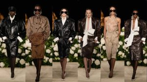 Saint Laurent apresenta modelos “verão 2026” em desfile em frente à Torre Eiffel