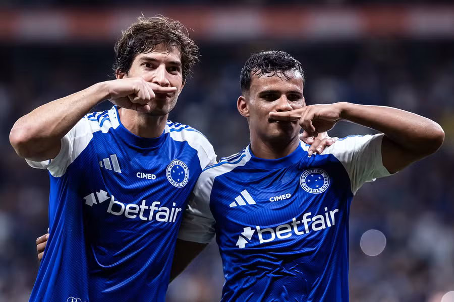 Lucas Silva e Kaiki durante o jogo contra o RB Bragantino 