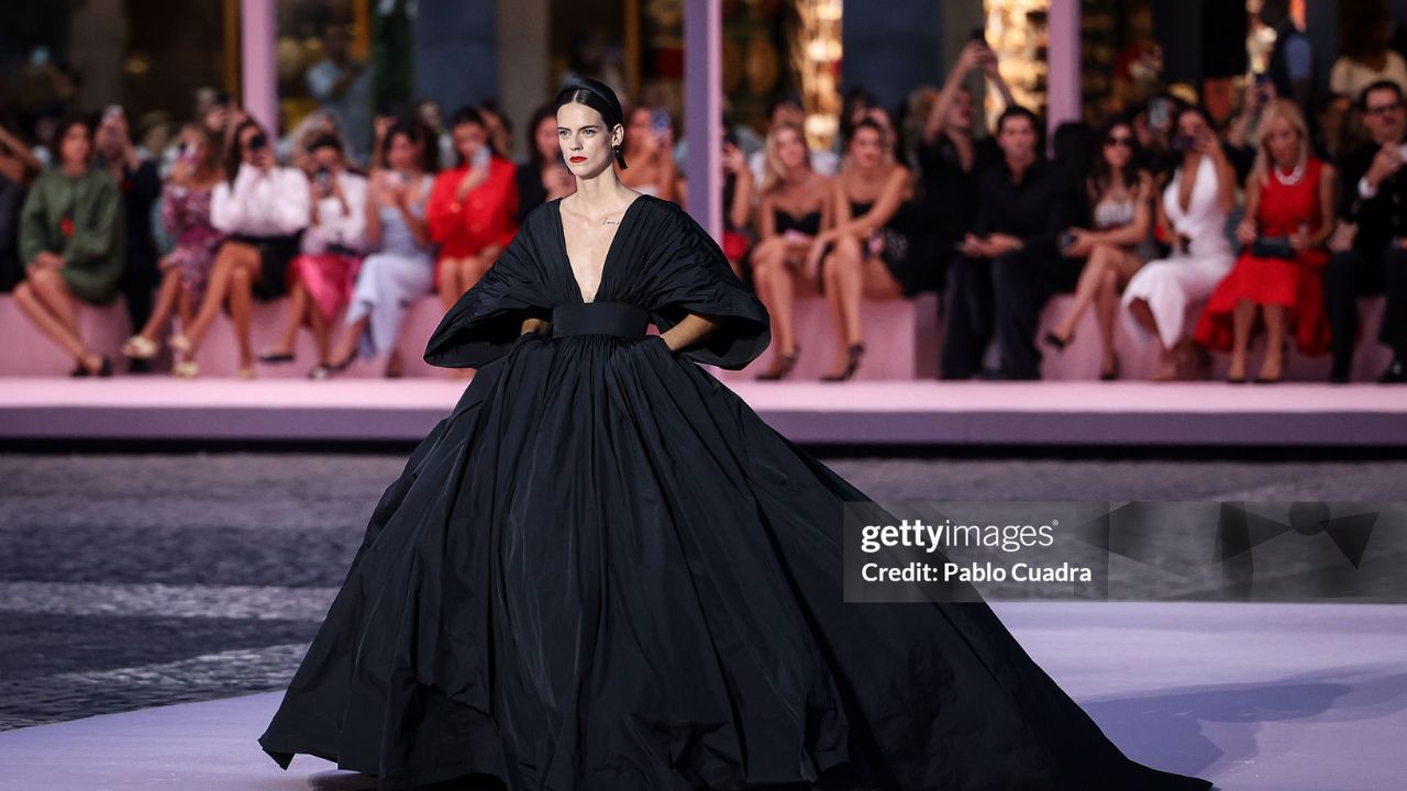Desfile de Carolina Herrera na Plaza Mayor | Reprodução/Pablo Cuadra/Getty Images