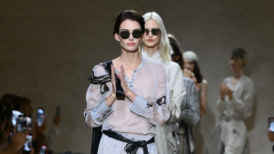 Desfile da Emporio Armani celebra legado do estilista e emociona plateia