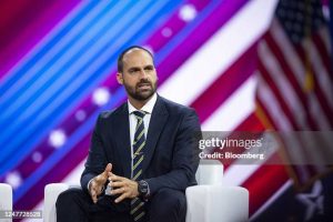 Eduardo Bolsonaro é denunciado pela PGR por suspeita de coação em processo judicial