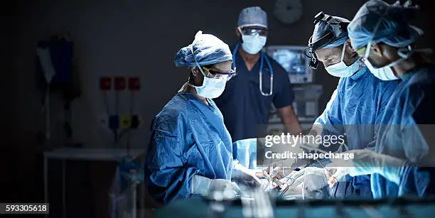 Foto ilustrativa de uma sala de cirurgia | Reprodução/shapecharge/Getty Imagens Embed