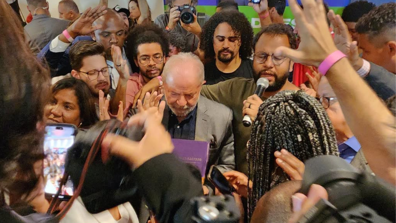 Lula recebendo oração durante evento | Reprodução/Instagram/@marinasilvaoficial