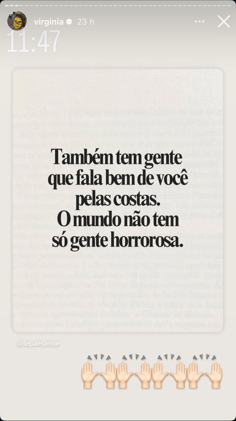 Frase "Também tem gente que fala bem de você pelas costas. O mundo não tem só gente horrorosa" em fundo claro