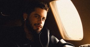 Zé Felipe agita fãs ao falar de morena no palco