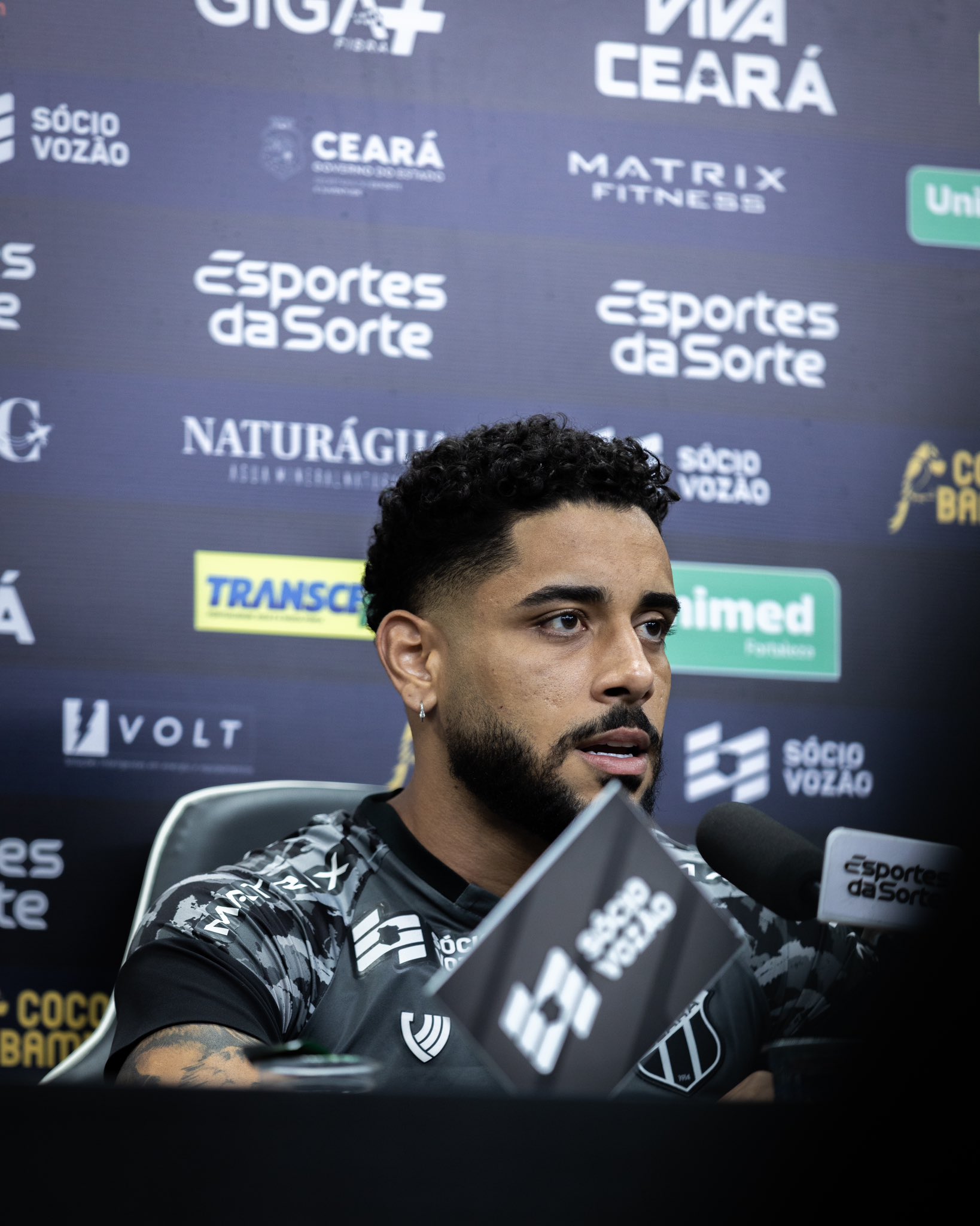 O lateral Matheus Bahia em coletiva 