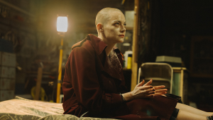 Emma Stone mergulha em personagem complexa em “Bugonia”