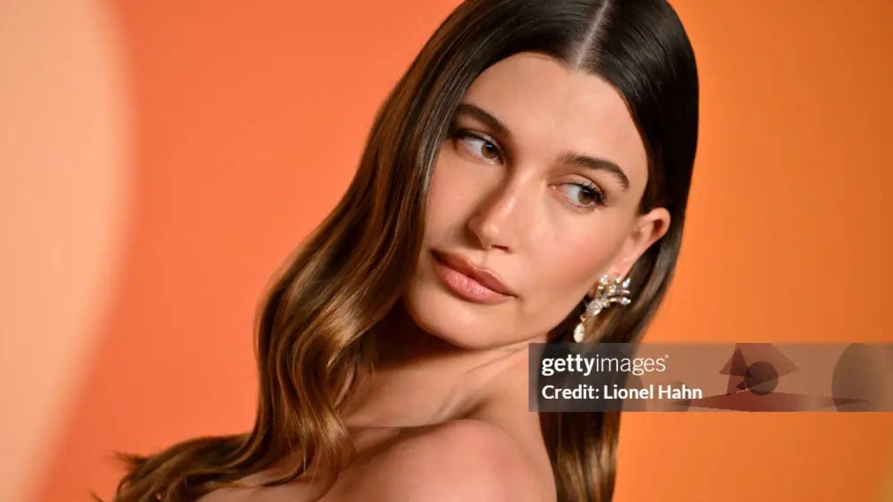 Hailey Bieber é adepta à técnica de maquiagem | Reprodução/Lionel Hahn/Getty Images Embed