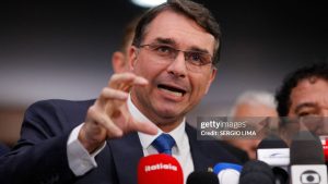 Flávio Bolsonaro diz ter ‘inveja’ de ataque dos EUA e sugere o mesmo no Rio