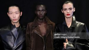 Tom Ford aposta em lábios brilhantes e cílios de boneca para desfile na Paris Fashion Week
