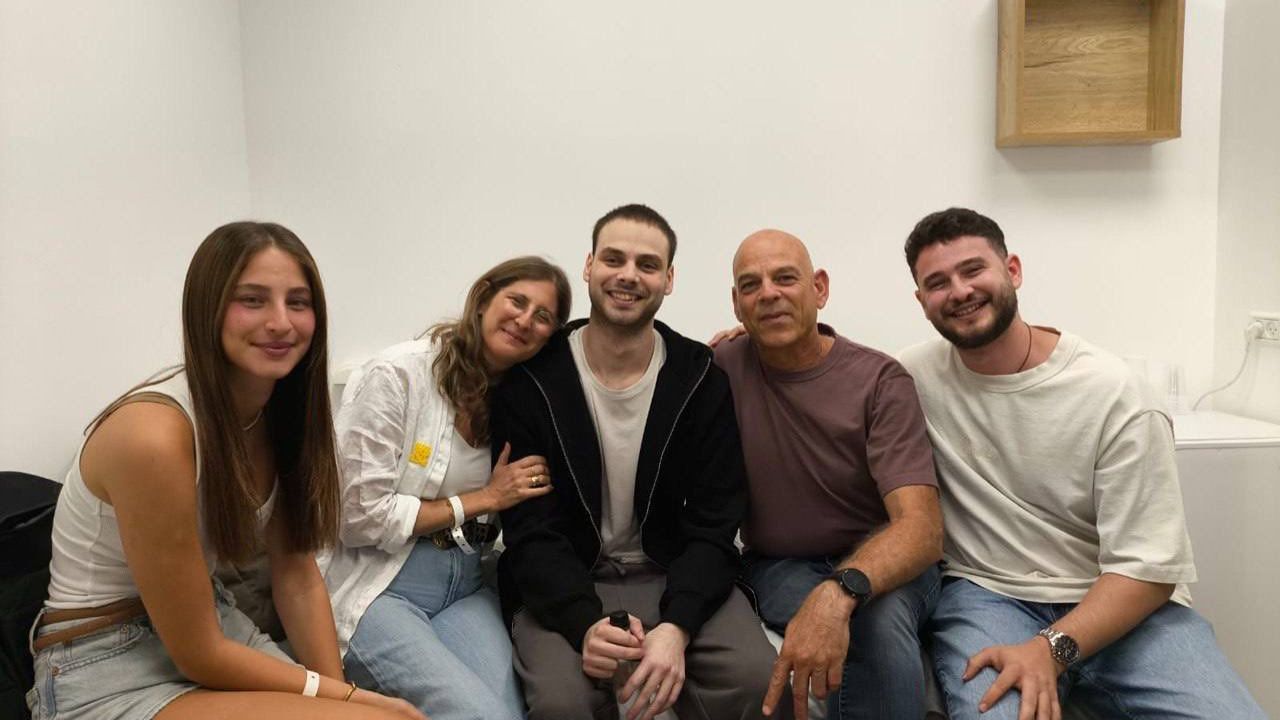 Alon Ohel (centro), um dos reféns israelenses, junto com sua família | Reprodução/X/@IsraelWarRoom