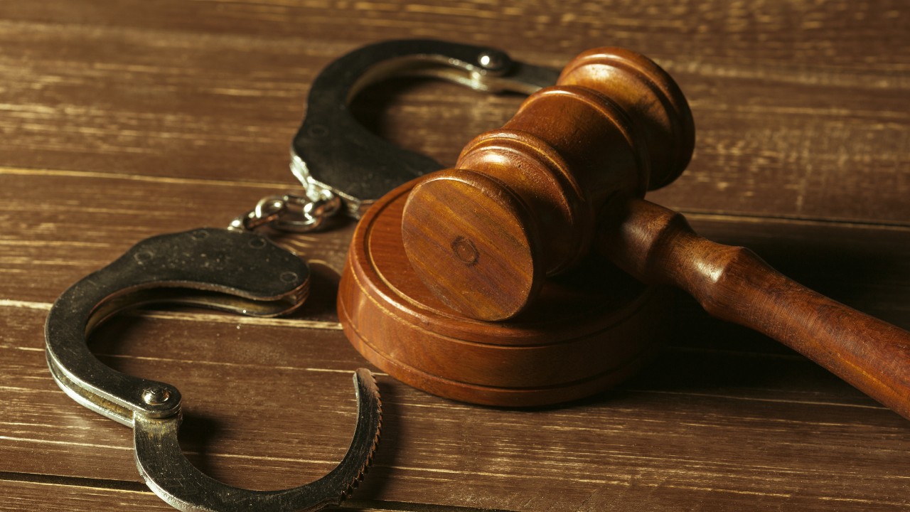 Martelo de juiz ao lado de algemas I Reprodução I Freepik I Fabrika Sim