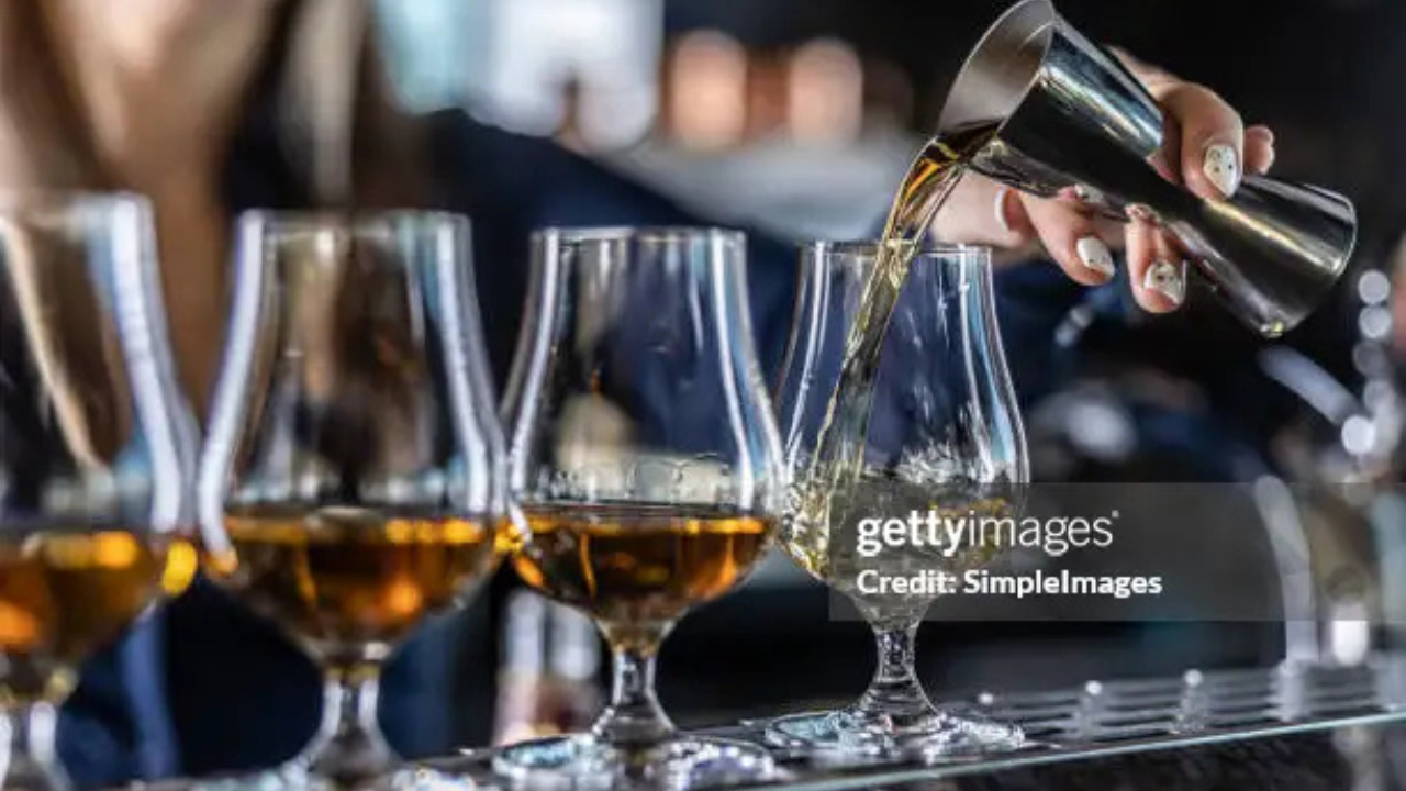 Projeto prevê crime hediondo em bebidas adulteradas | Reprodução/SimpleImages/Getty Images Embed