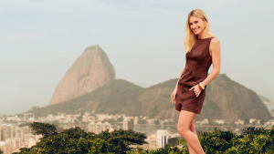 Na reta final de Vale Tudo, Carolina Dieckmmann estrela campanha no Rio de Janeiro