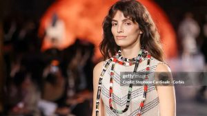 Lux Pascal estreia nas passarelas da Chanel e reforça representatividade na moda