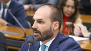 Moraes intima Defensoria Pública para apresentar defesa de Eduardo Bolsonaro