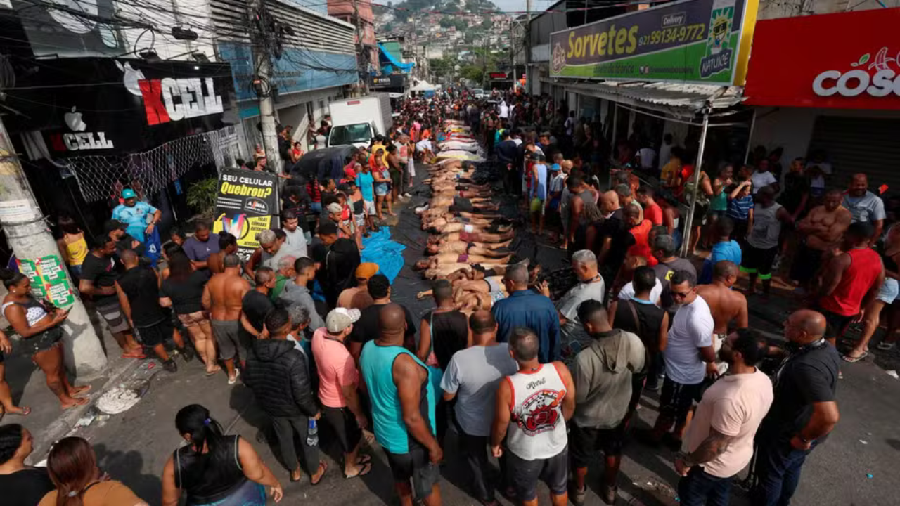 Moradores levam corpos para praça do Complexo da Penha | Reprodução/Gabriel de Paiva/O globo