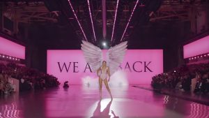 Adriana Lima e Irina Shayk brilham no retorno triunfante do Victoria’s Secret Fashion Show 2025