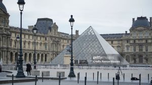 Dois homens suspeitos de roubo de joias no Louvre são presos Dois homens suspeitos de roubo de joias no Louvre são presos