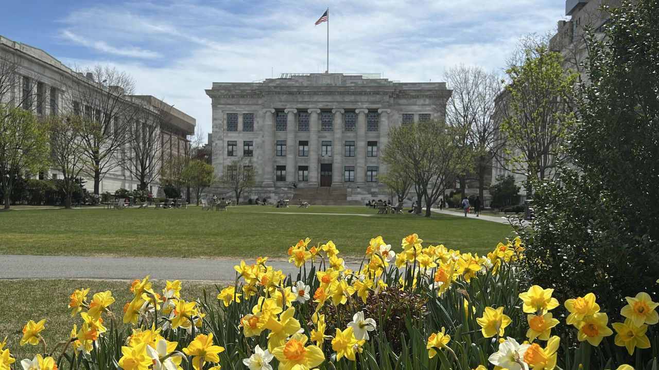 Escola de medicina da universidade de Harvard, em Cambridge | Reprodução/X/@Harvard