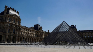 Museu do Louvre em Paris é fechado após roubo