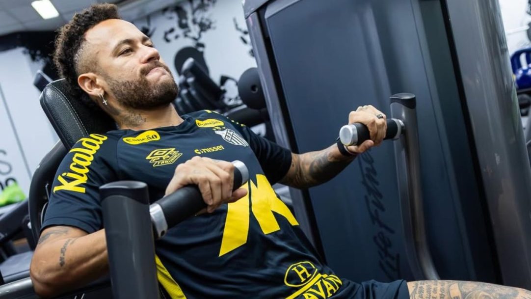 Neymar intensifica recuperação e deve voltar contra o Flamengo