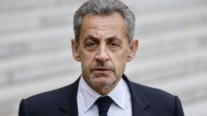 Ex-presidente francês Nicolas Sarkozy chega à prisão em Paris