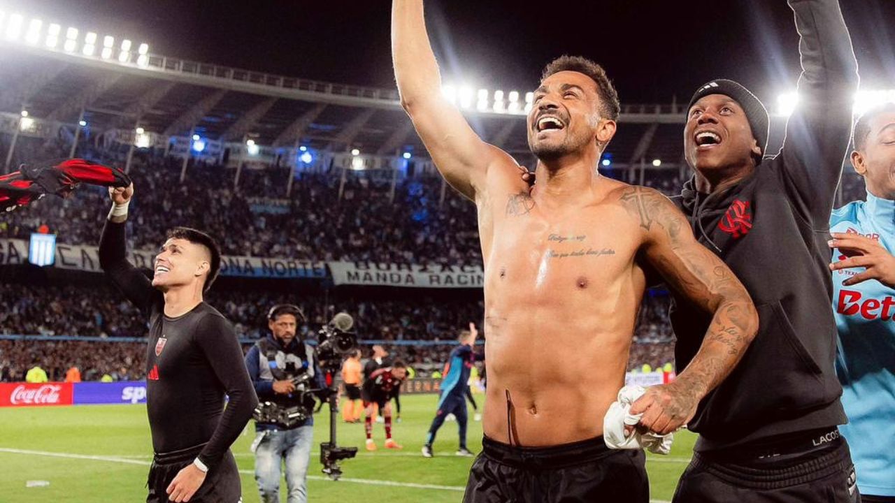 Danilo, Wallace Yan e Luiz Araújo comemorando a classificação | Reprodução/Instagram/@flamengo