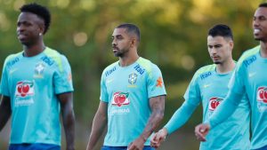 Ancelotti realiza treino com o grupo quase completo
