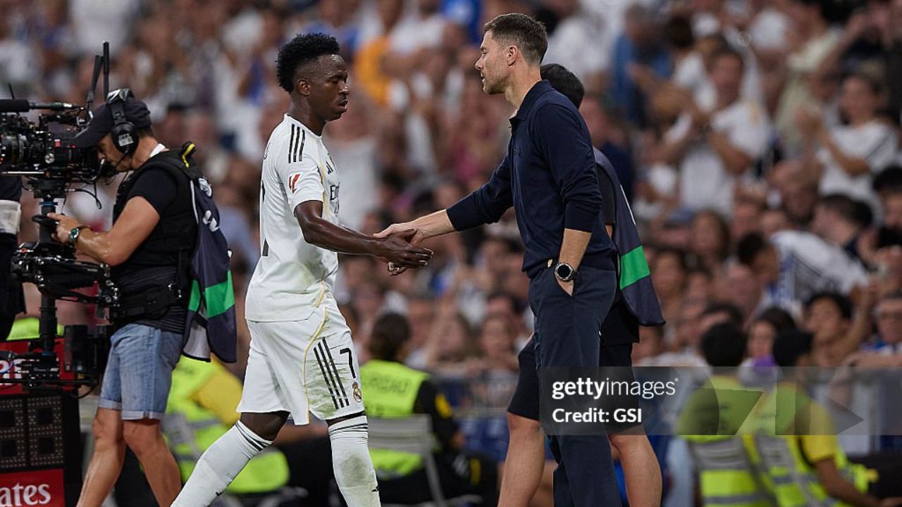 Vini Jr cumprimenta Xabi Alonso | Reprodução/GSI/Icon Sport/Getty Images embed