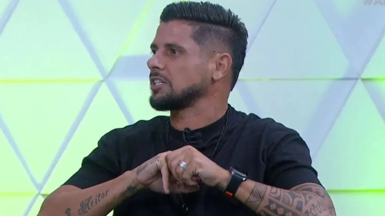 O ex-jogador  e comentarista Cicinho | Reprodução/X/@kempnertv