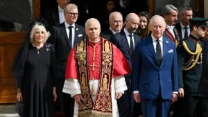 Papa Leão XIV e Rei Charles III rezam junto após ruptura religiosa de 500 anos
