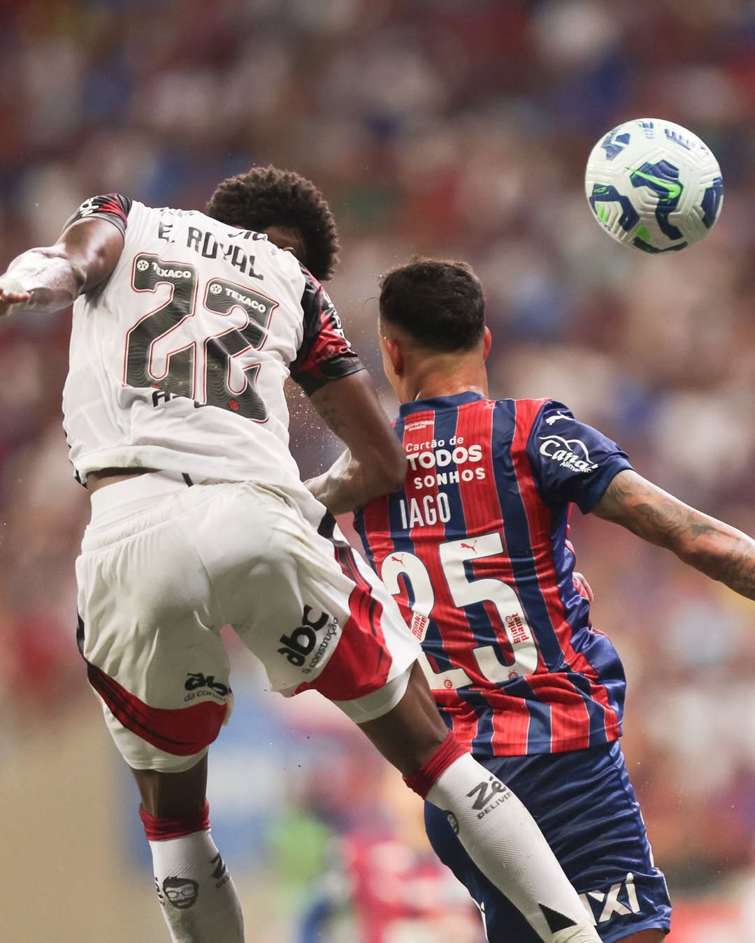Emerson Royal durante o jogo contra o bahia 