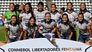 Pai cria time de futebol para a filha ter oportunidade de jogar e disputa Libertadores Pai cria time de futebol para a filha ter oportunidade de jogar e disputa Libertadores