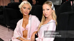 Iris Law e Lila Moss brilham no backstage do Victoria’s Secret Fashion Show 2025