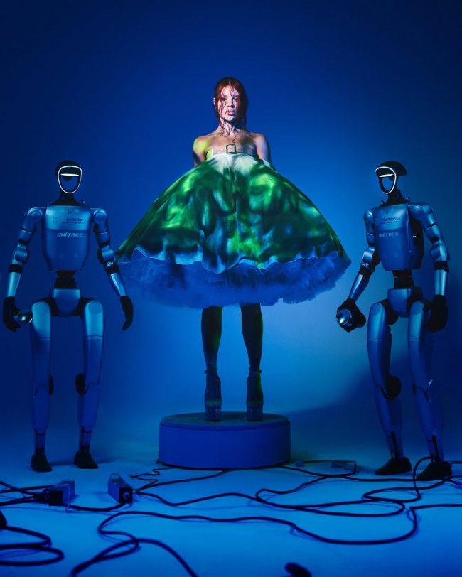 GKay reproduziu look futurista de Alexander McQueen de 1999