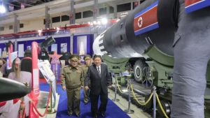 Coreia do Norte exibe novo míssil do seu arsenal de guerra em desfile militar