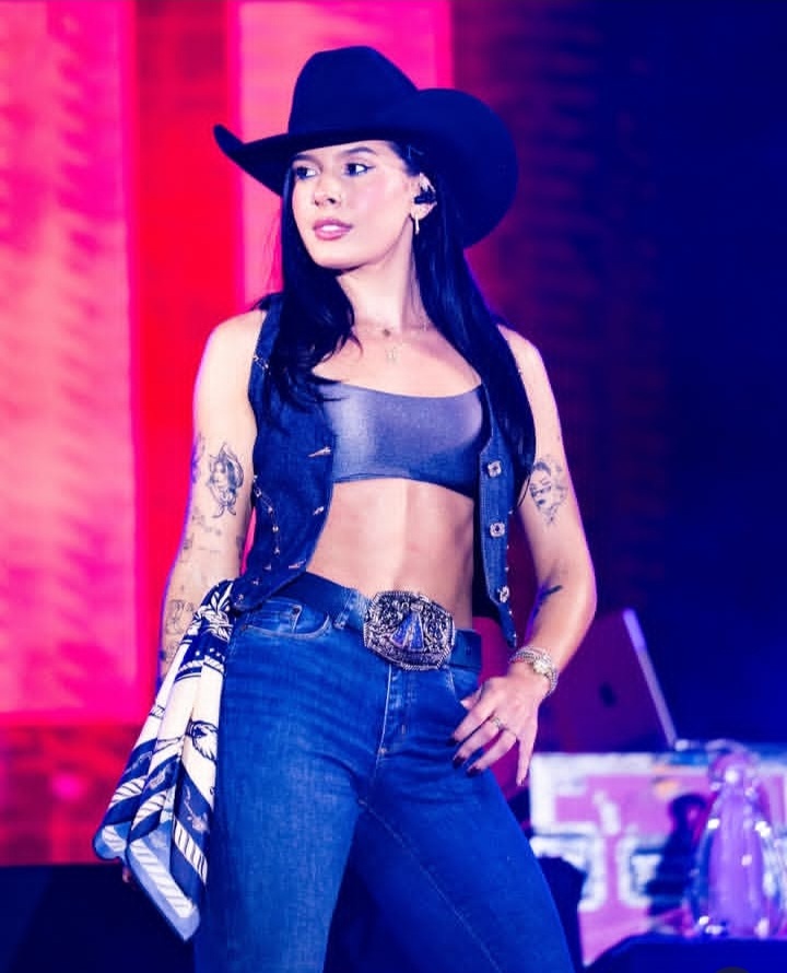 Cantora Ana Castela