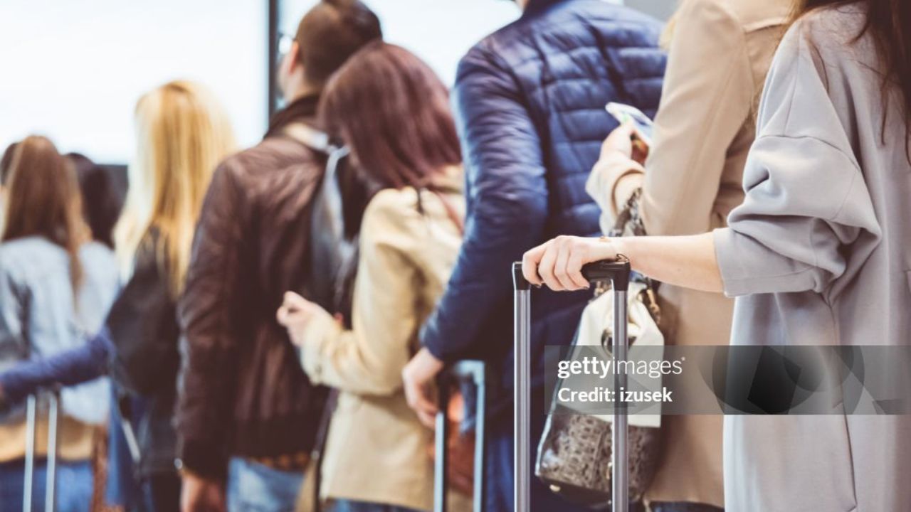 Fila no aeroporto | Reprodução/izusek/ Getty Images Embed
