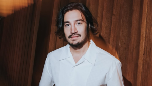 Tiago Iorc atualiza quadro de saúde após procedimento médico: “Estou bem”